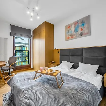 Apartment Kolejowa - Parking, Balcony, Workspace - By Rentujemy