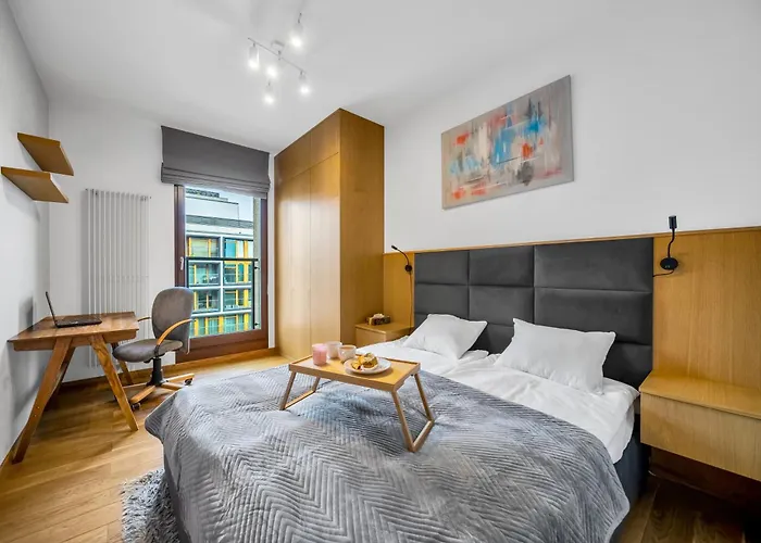 Apartment Kolejowa - Parking, Balcony, Workspace - By Rentujemy